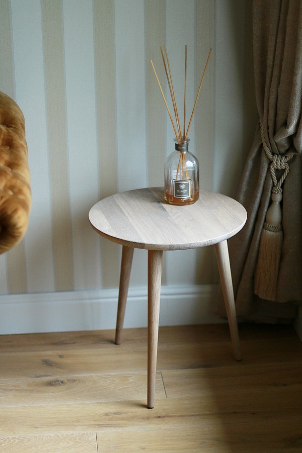 Small solid oak side table, STOOL 02